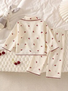 女婴休闲家居服樱桃领长袖口袋上衣和松紧腰樱桃印花裤套装，适合家居服