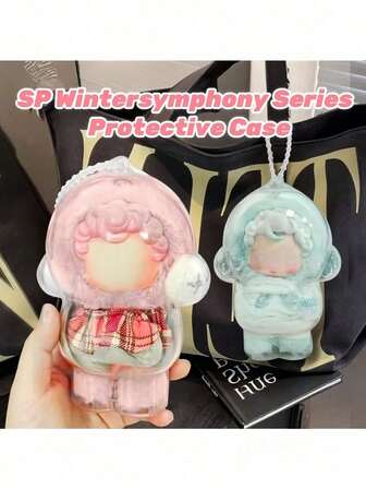新款 Wintersymphony 系列 SP 保护盒 - 防尘、便携、可手洗的轻便保护盒，适用于娃娃和收藏品展示（仅含保护盒，不含娃娃），收藏品展示盒 | 装饰收纳盒 | 防尘盒，娃娃展示盒（挂绳颜色随机）