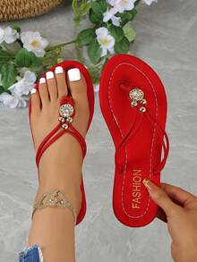 女士凉鞋。尖头凉鞋。时尚人字拖。尖头拖鞋。女士一脚蹬凉鞋。圆形金属扣。水钻装饰平底人字拖