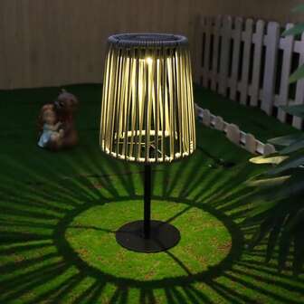 1 pieza Exquisita lámpara de mesa de ratán tejido con energía solar - Lámpara de mesa para exteriores hecha a mano con base, adecuada para patio, jardín, dormitorio, sala de estar (luz de ambiente de decoración tejida moderna), excelente para celebraciones en el hogar y al aire libre, regalo ideal