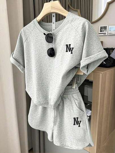 少女卡通印花圆领短袖T恤和短裤套装