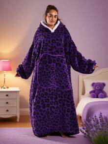 一套女士加大码紫色豹纹连帽睡袍 - 超厚保暖抓绒面料，带羊羔绒内衬，带帽苹果口袋，可机洗，舒适的居家休闲服，适合居家放松、睡衣派对和寒冷天气外出穿着，也可作为浴室装饰 - 彩色 - 查看 8