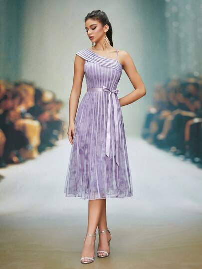 Vestido de noche de alta gama con efecto de drapeado, tela de red estampada y tirantes asimétricos