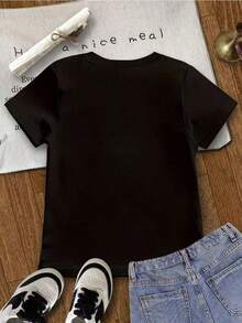 Esta nueva camiseta de manga corta para niñas, 100% algodón, luce modernos estampados de Arco, informal y versátil. Confeccionada con un tejido suave y delicado con la piel, es suave con la piel sensible de tu hija, permitiéndole libertad de movimiento y comodidad durante reuniones familiares, actividades escolares o juegos al aire libre. - Negro - Ver 2