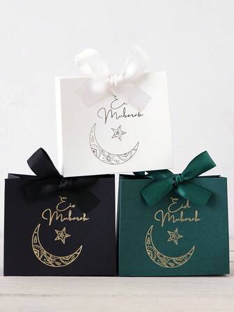 Diez exquisitas cajitas de regalo para Eid Al-Fitr, cada una en elegante negro, lujoso verde y blanco puro, están adornadas con delicados motivos de estrellas y lunas doradas y atadas con lujosas cintas doradas y plateadas. Perfectas para guardar dulces, chocolates y pequeños regalos, estas cajas están hechas de materiales premium y crean un empaque impresionante para ocasiones especiales.