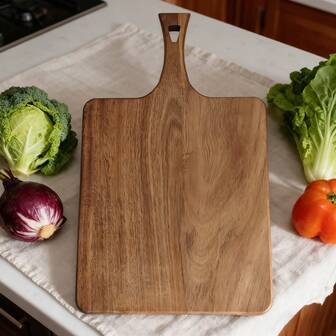 1块带把手的木质砧板，耐热、耐刮擦、双面可用，平面或不对称表面，适用于切菜、切肉、切面包等，易于收纳，表面经蜂蜡处理，耐热耐刮擦，可直接接触食物