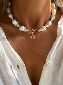 这款优雅华丽的珍珠巴洛克项链配有字母吊坠，专为女性设计。这款字母项链高端性感，是节日送给女性的精美礼物。 - 多色的 - 查看 6