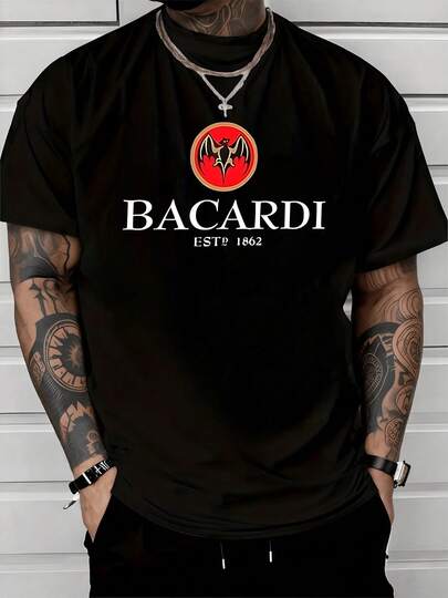 Símbolo de murciélago rojo y negro representando energía fuerza y tradición histórica con texto BACARDI ESTP 1862 que evoca herencia y autenticidad en camiseta de hombre fabricada con tejido premium 220g y 100% algodón confortable