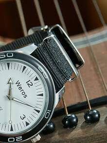 1块圆形黑色石英表，休闲简约，适合日常佩戴，也可作为生日/新年/毕业礼物或派对礼品。 - 黑色 - 查看 3