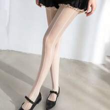 زوج من جوارب النساء الأنيقة ذات التباين الأسود والأبيض، مع تصميم مخطط عمودي شفاف من الجاكار مع تفاصيل باللون الأزرق، مناسبة للغسيل اليدوي، مثالية للمناسبات الرسمية والكاجوال.