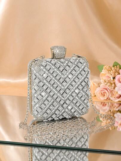 1个银色水晶装饰女士晚宴包，搭配A级钻石金属链，闪亮皇冠装饰盒形包身，魅力十足，可作新娘钱包，适合婚礼、派对、舞会、夜店、生日礼物、情人节礼物、聚会等场合，可作斜挎包、手提包、手拿包、化妆包。