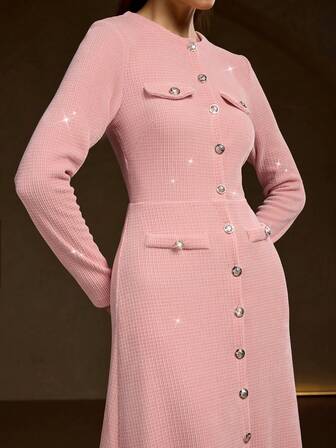 优雅针织长袖A字连衣裙，复古圆领，金色纽扣装饰，粉色连衣裙
