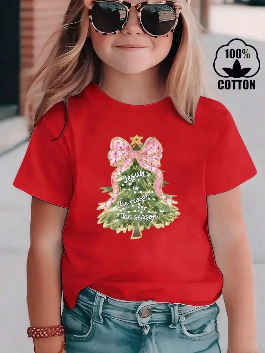 Esta nueva camiseta de manga corta para niñas, 100% algodón, luce modernos estampados de árbol de Navidad, informal y versátil. Confeccionada con un tejido suave y delicado con la piel, es suave con la piel sensible de tu hija, permitiéndole libertad de movimiento y comodidad durante reuniones familiares, actividades escolares o juegos al aire libre. - Rojo - Ver 1