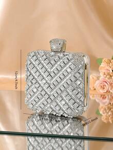 1个银色水晶装饰女士晚宴包，搭配A级钻石金属链，闪亮皇冠装饰盒形包身，魅力十足，可作新娘钱包，适合婚礼、派对、舞会、夜店、生日礼物、情人节礼物、聚会等场合，可作斜挎包、手提包、手拿包、化妆包。 - 銀色 - 查看 2