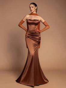 Robe de soirée sirène en satin sans bretelles élégante - Buste plissé, avec une longue écharpe transparente et des gants - Convient pour les mariages, les galas, les réceptions officielles et les enterrements de vie de jeune fille - Marron - Voir 3