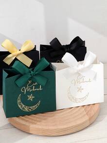 Ten Exquisite Little Eid Al-Fitr Gift Boxes, Each In Elegant Black, Luxurious Green, And Pure White, Are Adorned With Delicate Gold Star And Moon Motifs And Tied With Luxurious Gold And Silver Ribbons. Perfect For Storing Sweets, Chocolates, And Small Gifts, These Boxes Are Crafted From Premium Materials And Create Stunning Packaging For Special Occasions.