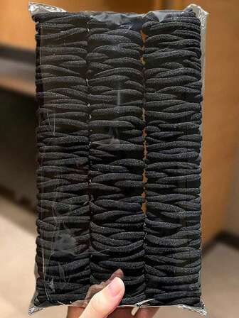 100/200/300/500个黑色简约弹力发圈，百搭休闲风发饰，适合扎马尾辫和编发，日常佩戴和户外活动皆宜，四季皆可，也可作为学习用品和女性配饰。