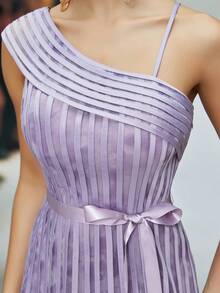 Vestido de noche de alta gama con efecto de drapeado, tela de red estampada y tirantes asimétricos - Púrpura malva - Ver 6