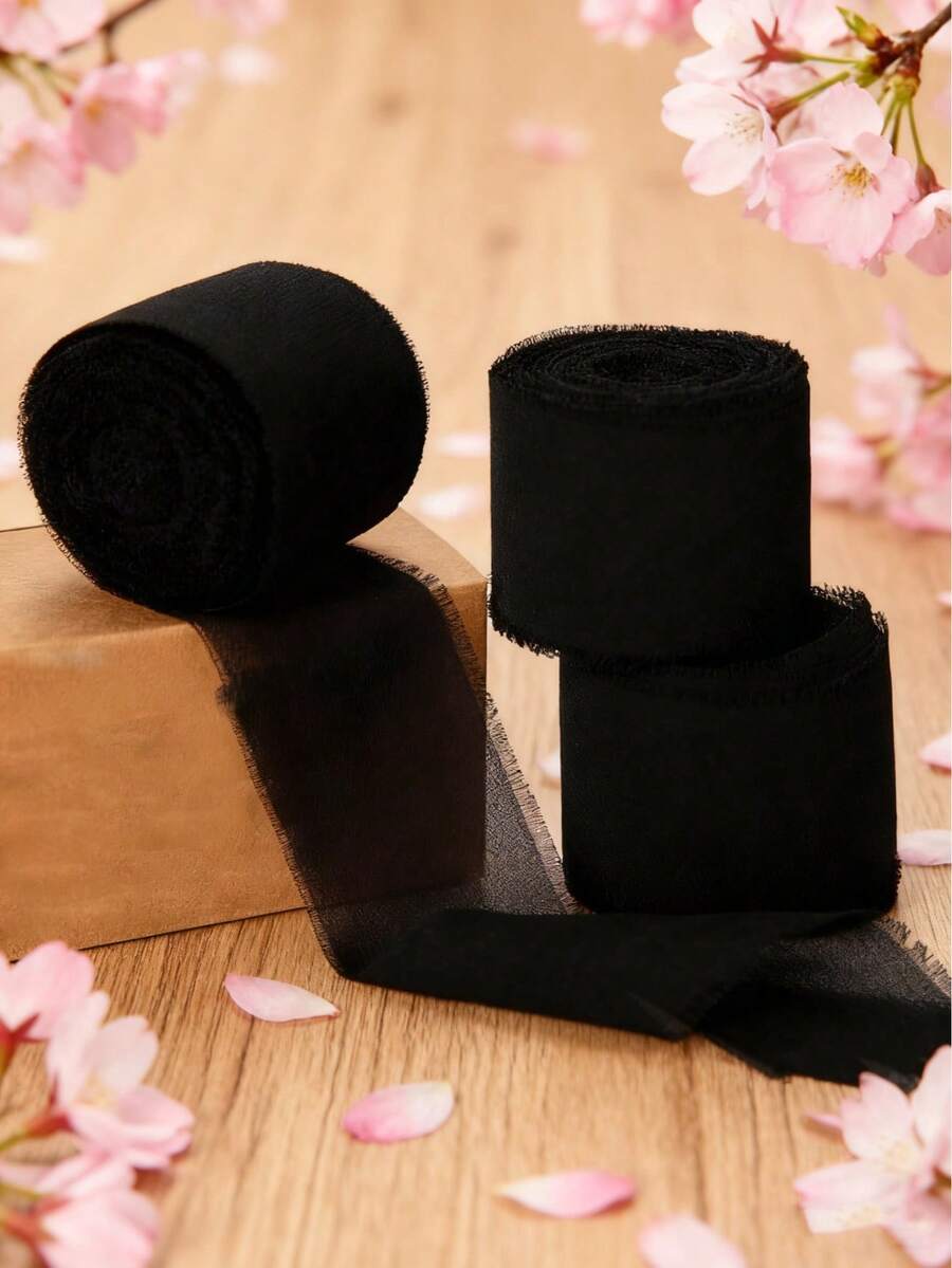 黑色流苏雪纺丝带,边缘饰有精致纹理——用途广泛,优雅别致,适用于婚礼装饰(花束、背景幕布)、DIY手工项目、礼品包装、家居装饰和活动点缀,为从浪漫仪式到创意手工制品等各种场合增添一丝精致复古的魅力。 - 彩色 - 查看 1