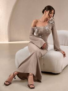 奢华阿拉伯风格长款针织连衣裙，采用不对称领口和优雅喇叭袖设计。 - 淺卡其色 - 查看 3