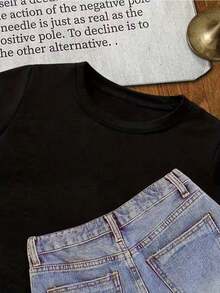 Esta nueva camiseta de manga corta para niñas, 100% algodón, luce modernos estampados de Arco, informal y versátil. Confeccionada con un tejido suave y delicado con la piel, es suave con la piel sensible de tu hija, permitiéndole libertad de movimiento y comodidad durante reuniones familiares, actividades escolares o juegos al aire libre. - Negro - Ver 3