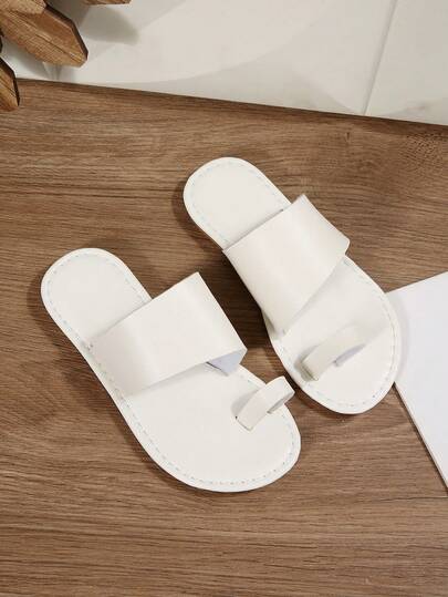 一双儿童凉鞋，2026夏季新款，时尚百搭，圆头，平底，防滑鞋头，黑色、白色、棕色、金色可选，适合沙滩穿着，也可作拖鞋外出穿着。