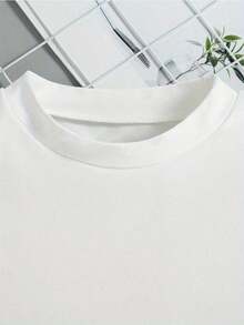 Esta nueva camiseta de manga corta para niñas, 100% algodón, luce modernos estampados de árbol de Navidad, informal y versátil. Confeccionada con un tejido suave y delicado con la piel, es suave con la piel sensible de tu hija, permitiéndole libertad de movimiento y comodidad durante reuniones familiares, actividades escolares o juegos al aire libre. - Blanco - Ver 3