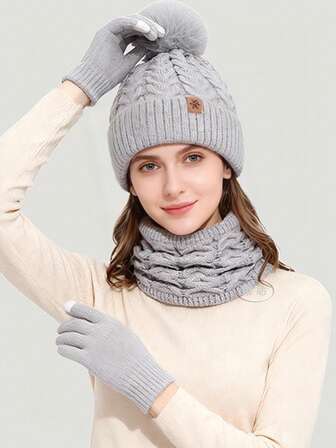 女士冬季针织帽、围脖和触屏手套三件套，双层抓绒内衬，雪花图案面料，带人造毛球，保暖舒适，适合滑雪、旅行、驾驶、约会等场合，可作为礼物送给她，日常穿着也十分合适。