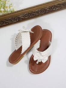 Một đôi dép xỏ ngón cho trẻ em, kiểu dáng mới mùa hè 2026, thời trang và đa năng, mũi tròn, đế bằng, chống trơn trượt, màu đen, vàng, cam, có nơ, thích hợp để mang đi biển hoặc dã ngoại. - trắng - Xem 5