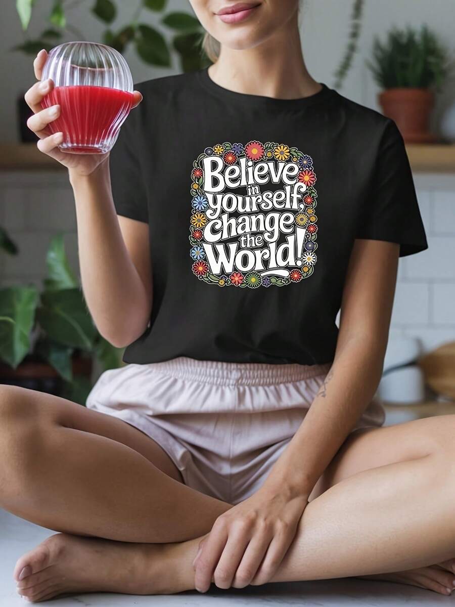 Cree en ti mismo, empodera el cambio. Camiseta con diseño gráfico de inspiración floral. - Negro 4 - Ver 1