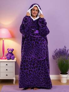 一套女士加大码紫色豹纹连帽睡袍 - 超厚保暖抓绒面料，带羊羔绒内衬，带帽苹果口袋，可机洗，舒适的居家休闲服，适合居家放松、睡衣派对和寒冷天气外出穿着，也可作为浴室装饰 - 彩色 - 查看 9