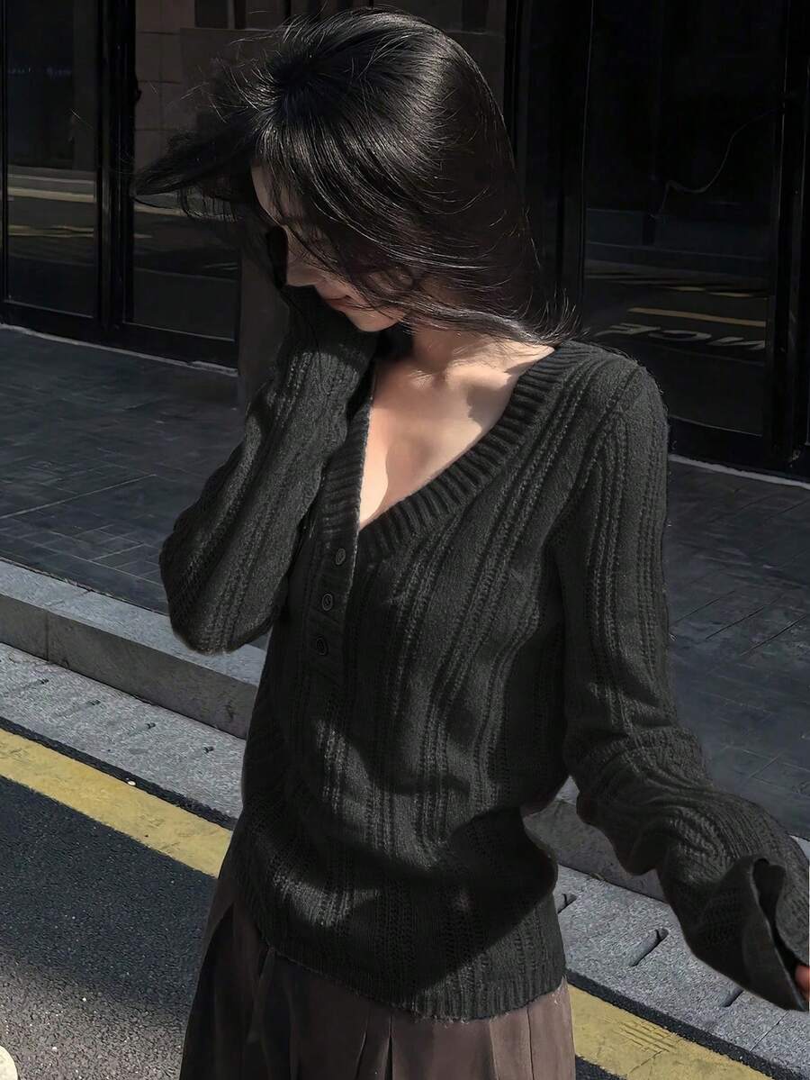 女士镂空针织衫，V领长袖修身休闲上衣，适合初秋穿着 - 黑色 - 查看 1