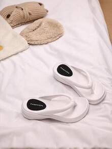 2025夏季新款时尚女式沙滩人字拖，夹趾厚底坡跟拖鞋，防滑软底凉鞋，家居拖鞋 - 白色 - 查看 4