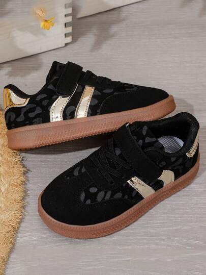 一双四季皆宜的休闲时尚儿童滑板鞋，PU皮革拼接鞋面，柔软舒适，轻便透气，魔术贴搭扣，适合室内、室外、玩耍、节日等各种场合。