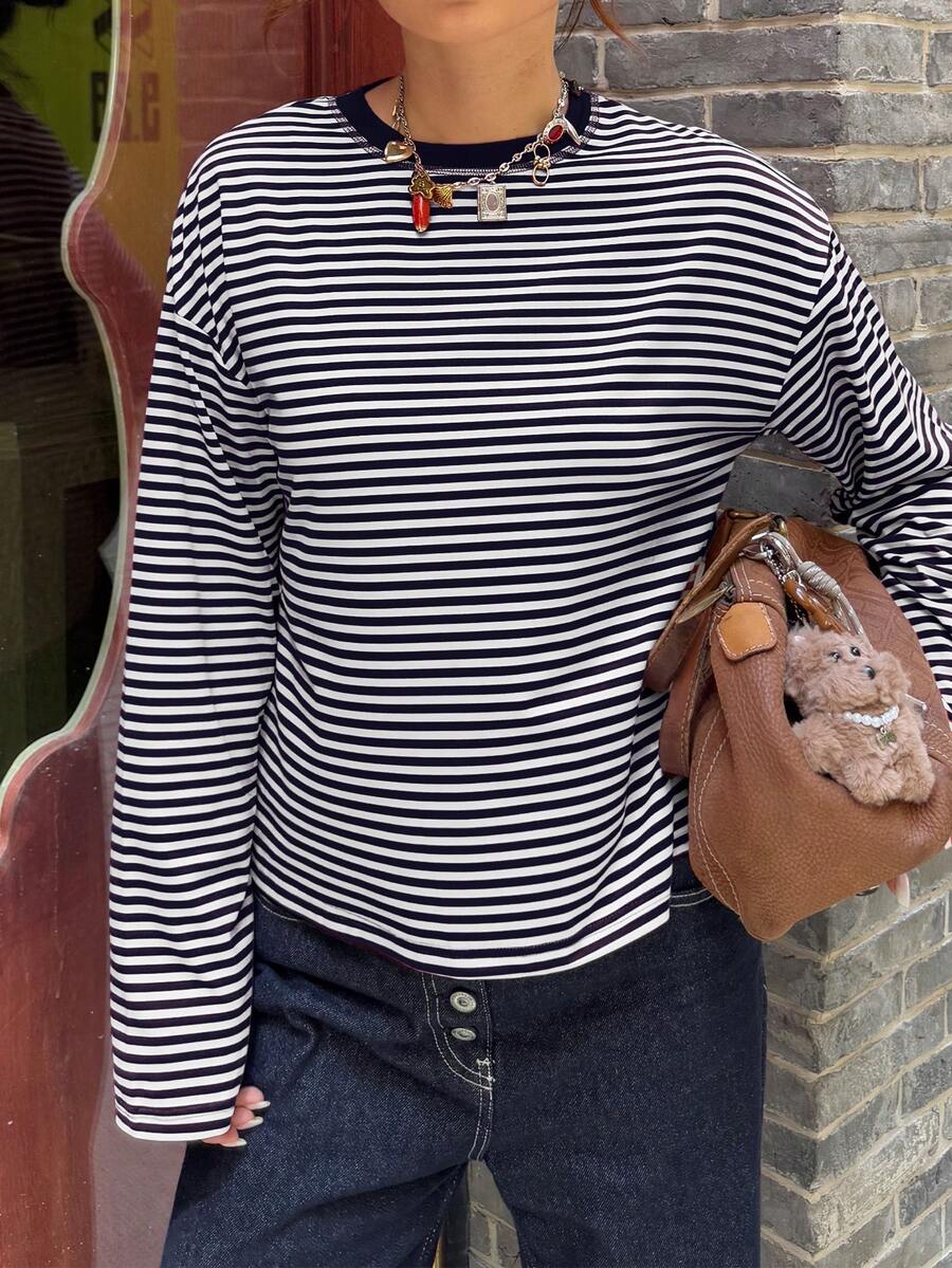 Áo nữ kiểu dáng thường ngày, phối sọc và bo gân, thích hợp mặc hàng ngày vào mùa xuân.