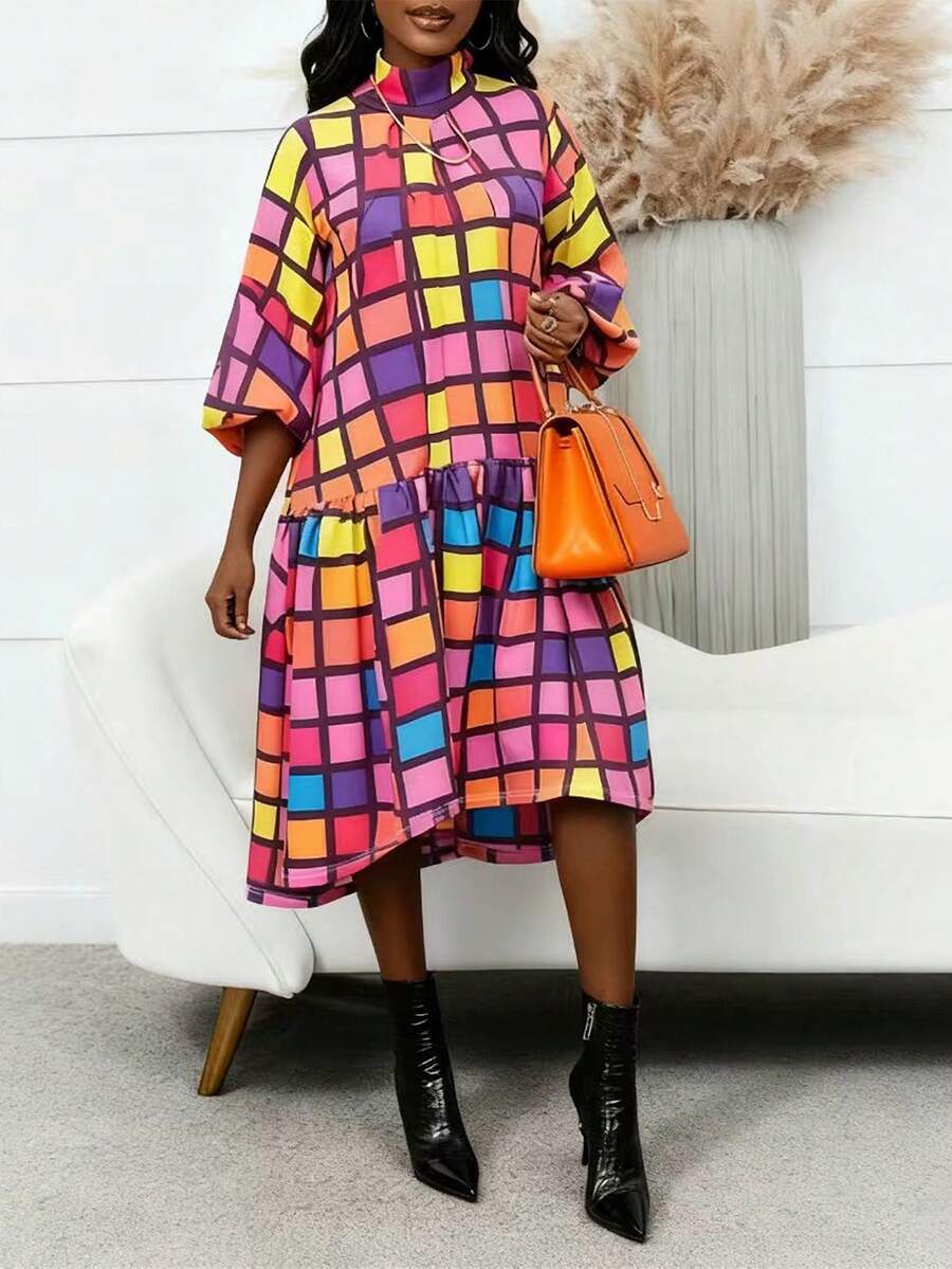 Vestido midi solto com estampa xadrez contrastante, gola alta retrô e mangas bufantes. Ideal para o dia a dia, deslocamentos e encontros na primavera e no outono.