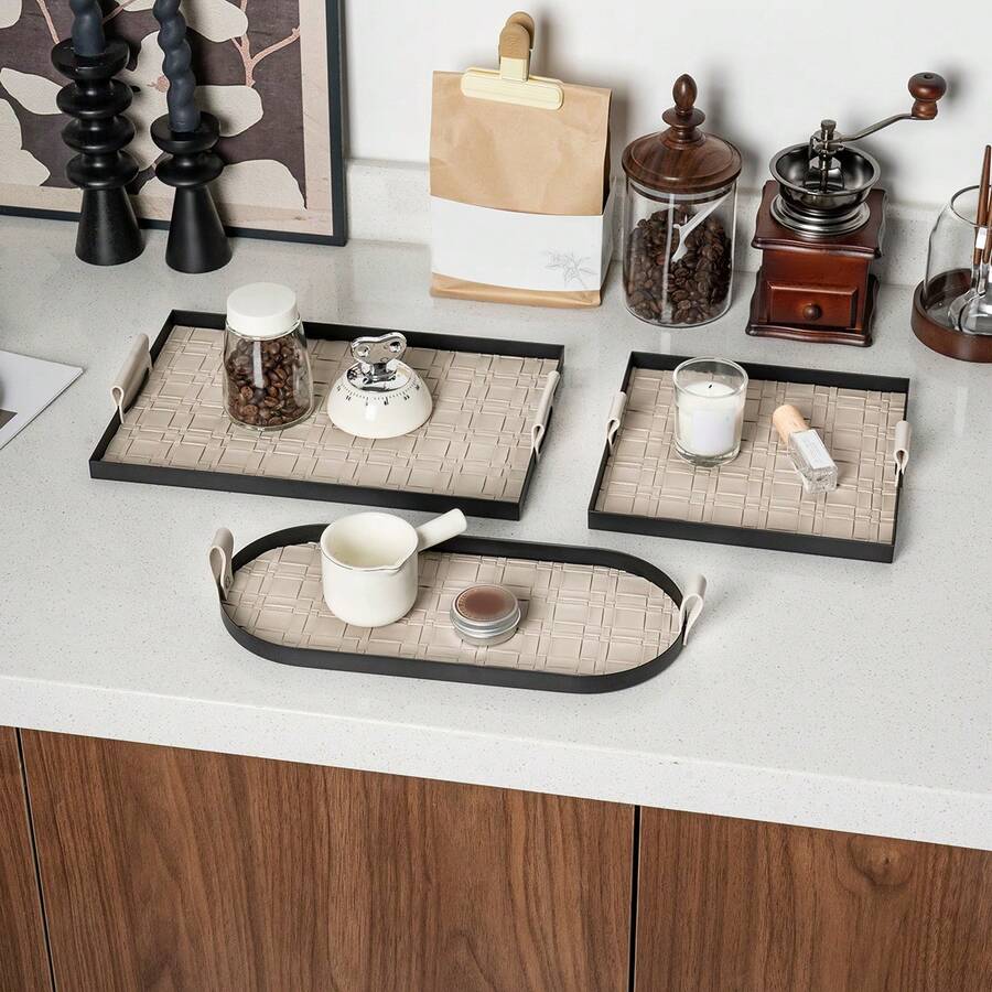 Bandeja de cuero metálico de lujo con asa - Organizador de almacenamiento de uso múltiple para tazas de café, joyas, llaves, gafas, cosméticos y talla grande | Bandejas decorativas rectangulares, cuadradas y ovaladas en beige y marrón | Ideal para el hogar, la cafetería, fiestas y regalos - Multicolor - Ver 1