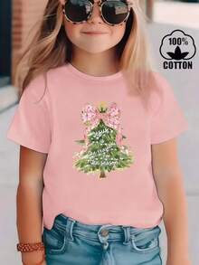 Esta nueva camiseta de manga corta para niñas, 100% algodón, luce modernos estampados de árbol de Navidad, informal y versátil. Confeccionada con un tejido suave y delicado con la piel, es suave con la piel sensible de tu hija, permitiéndole libertad de movimiento y comodidad durante reuniones familiares, actividades escolares o juegos al aire libre. - Rosa - Ver 1