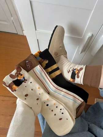 4 Pairs Of Stylish Brown Striped Dog Print Socks For Women - Mid-Calf Casual Socks For Spring, Summer, And Autumn - Cute Dachshund Design"