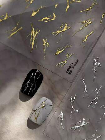 1 pieza Pegatina de arte de uñas de textura agrietada de oro de lujo, esencial para técnicos de uñas, artesanía en relieve 3D, base de alto nivel en negro y blanco con diseño de decoración de uñas con textura agrietada en oro, pegatina de uñas autoadhesiva, calcomanías de uñas reutilizables, regalo para mujeres, suministros de arte de uñas, accesorio exquisito de regalo