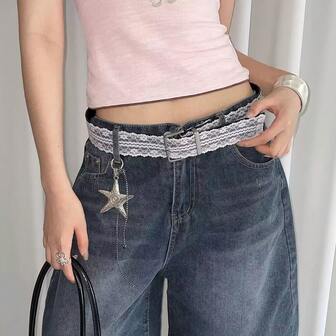 1条甜美别致的蕾丝拼接镂空装饰宽腰带，适合休闲外出、通勤、约会等场合，可搭配牛仔裤、吊带背心，具有收腰效果，金属扣设计