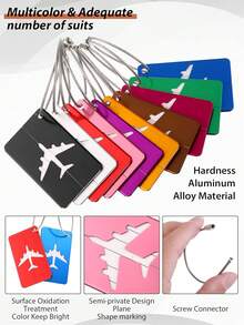 Conjunto de 2 etiquetas de bagagem com chaveiros de flores e 26 letras do alfabeto para facilitar a identificação da sua mala. Permitem adicionar um cartão de nome. Multifuncionais, essas etiquetas podem ser coladas em malas, mochilas, bolsas esportivas, bolsas de câmera, bolsas de mão, etc. Adicionam estilo e resolvem problemas de identificação durante a viagem. Práticos para encontrar rapidamente itens essenciais de viagem. Ideais para mochilas, bolsas, malas, etc.