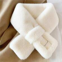 三件套冬季保暖配饰套装，适合女性。采用聚酯纤维面料，内衬加厚保暖层，包含手套、围巾和帽子。非常适合寒冷天气和户外活动，是圣诞节或情人节的完美礼物。