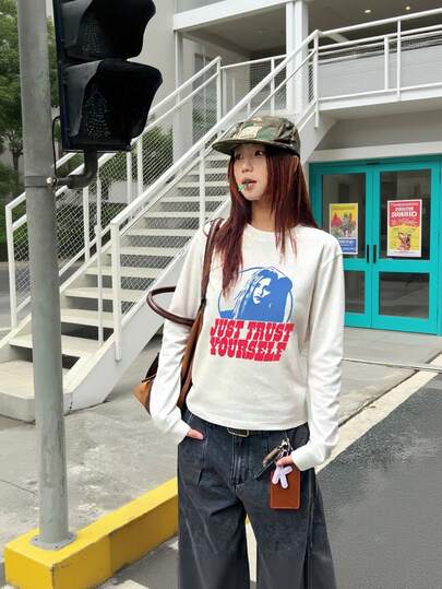 女式卡通人物及英文文字印花修身短款长袖T恤，休闲春秋