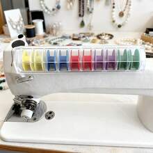 10件套通用磁性线轴收纳盒，包含9个耐用金属线轴，透明紧凑设计，方便收纳线材，兼容平缝机、双针缝纫机和老式缝纫机，是裁剪、绗缝和DIY缝纫项目的理想之选。 - 彩色 - 查看 11