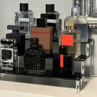 1个黑色亚克力多层香水展示架，多功能收纳整理架。可用作珠宝收纳架/梳妆台收纳架/香水收纳架及其他物品收纳架。浴室用品及房间装饰。