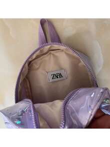 这款背包是返校季的完美之选。它采用聚酯纤维面料，饰以透明闪光设计，配有拉链和可调节肩带，非常适合上学、上班、旅行和户外活动。同时，它也是馈赠朋友的绝佳礼物。