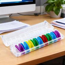 10件套通用磁性线轴收纳盒，包含9个耐用金属线轴，透明紧凑设计，方便收纳线材，兼容平缝机、双针缝纫机和老式缝纫机，是裁剪、绗缝和DIY缝纫项目的理想之选。 - 彩色 - 查看 10