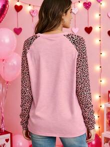 1 pièce T-shirt à manches longues décontracté à encolure ras-du-cou élastique, grande taille, pour la Saint-Valentin. Top grande taille pour femmes avec patchwork cœur, lettres et imprimé léopard, pour la Saint-Valentin - Rose bonbon - Voir 2