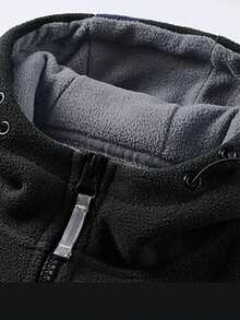 男士冬季连帽抓绒外套，胸前刺绣，袖子饰有品牌标识贴片，多口袋设计，适合徒步旅行和户外街头穿着。